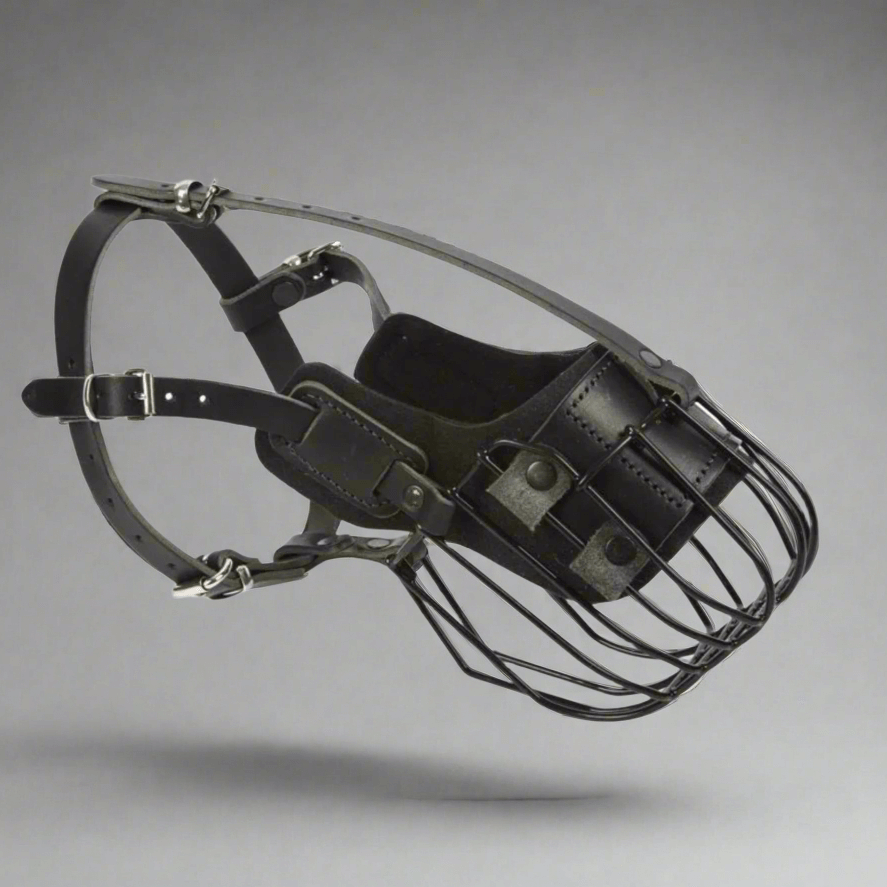 Professionell munkorg i mjukt läder för hundträning och säkerhet, med en ergonomisk design och hållbara material.