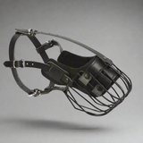 Professionell munkorg i mjukt läder för hundträning och säkerhet, med en ergonomisk design och hållbara material.