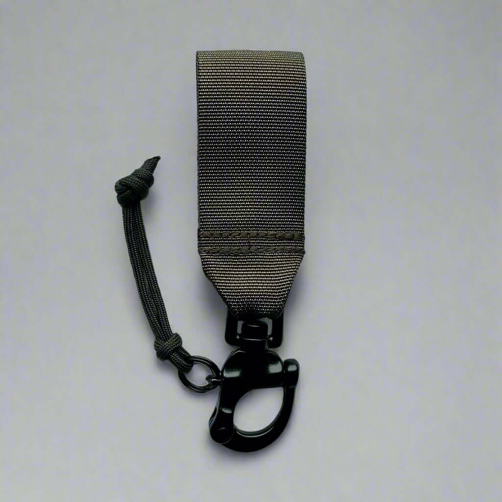 Taktiskt snabblås för hundkoppel med en hand, kompakt och effektiv design för snabba frikopplingar.