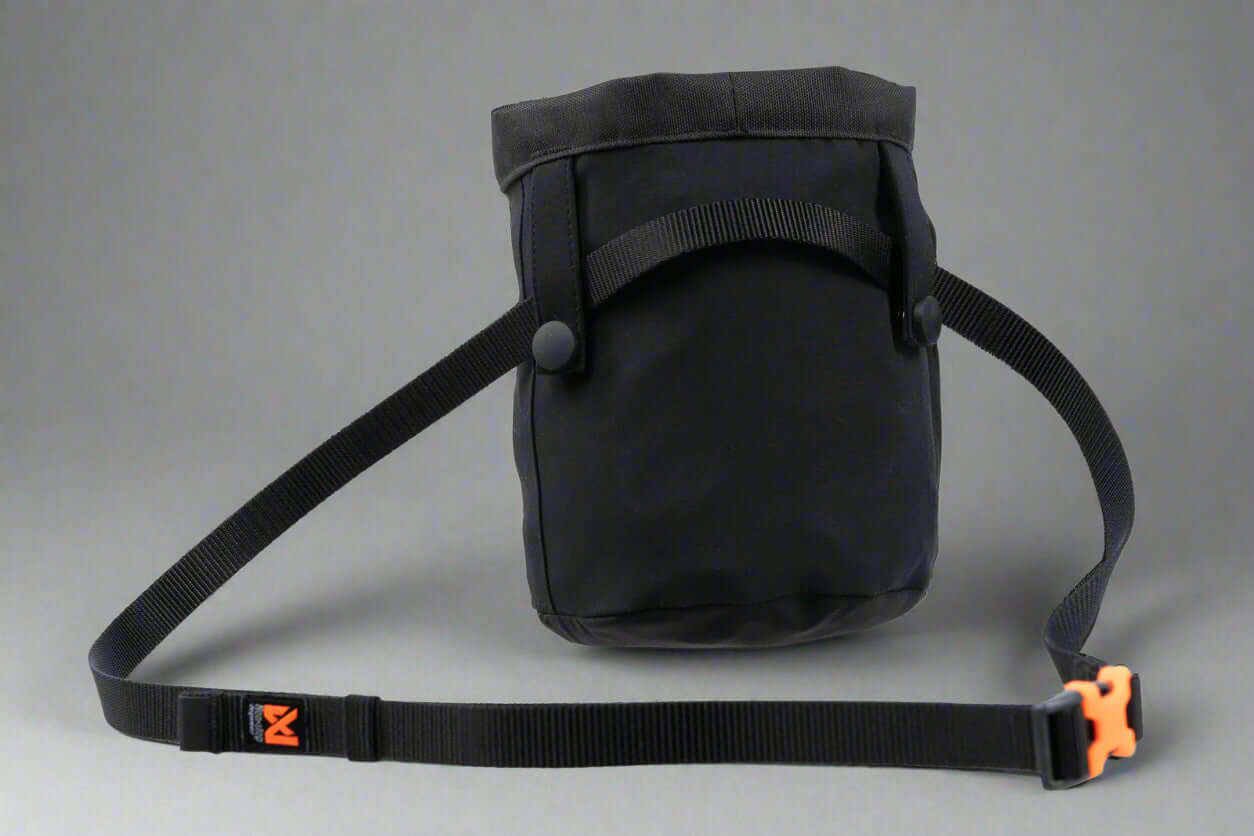 Svart belöningsväska för hundträning med justerbar rem och slitstark design.