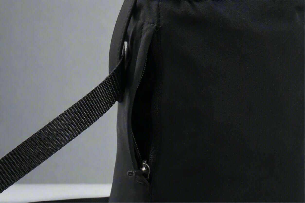 Smidig belöningsväska för hundträning med slitstark och vattentålig design samt praktisk dragkedja.