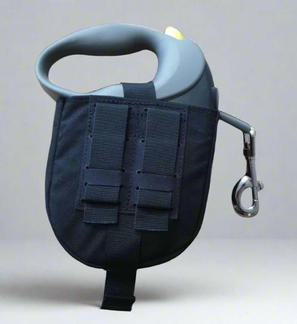 Taktisk hölster för Flexikoppel, designad för professionella hundförare, svart med fäste.